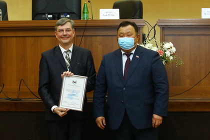 Депутат Кузьма Алдаров вручил благодарности председателя Заксобрания ученым СО РАН